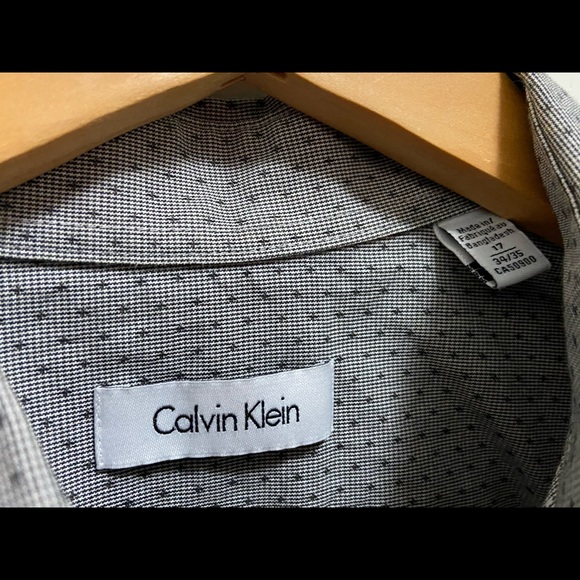 Lot of 2 Men’s Calvin Klein dress shirts 17 34/35 - Picture 4 of 5